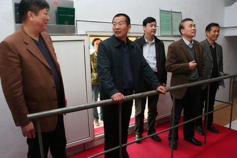 调研组领导深入库区查看粮食储备情况1.JPG