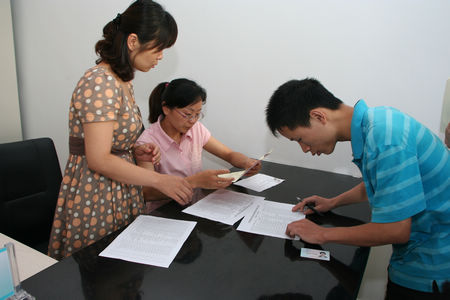 工作人员认真校队学生档案.JPG